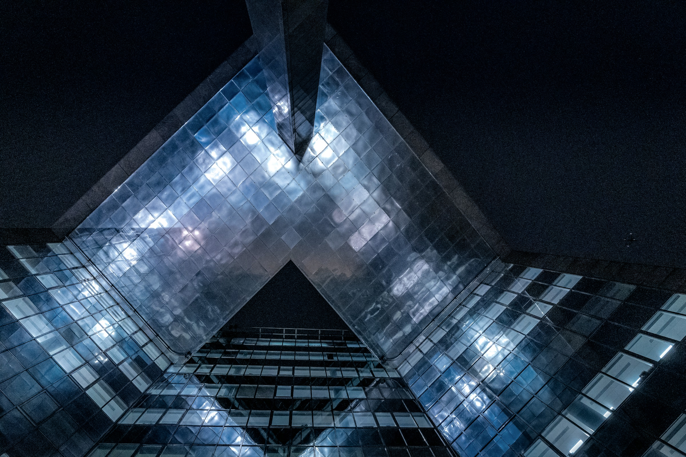 Geometria de uma fachada contemporânea de vidro azul